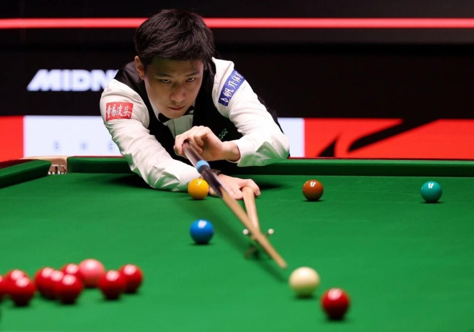 赛道蜿蜒穿 赛道蜿蜒穿